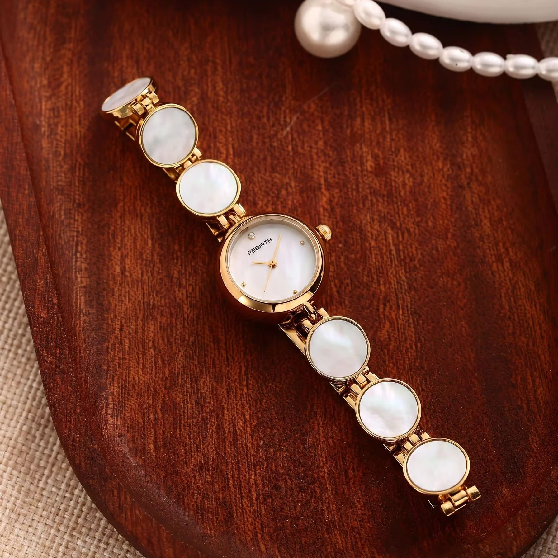 Jewels On Watches - ライトラグジュアリー四つ葉のクローバー ダイヤモンド装飾 レディースクォーツウォッチ、天然マザーオブパール製の小さな丸型文字盤にローマ数字、マザーオブパールとラインストーンが装飾されたゴールドブレスレットスチールバンド、エレガントなレディースウォッチ