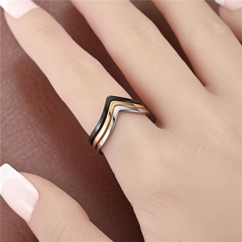 ミニマリスト不規則シェブロン V リング薄型ステンレス鋼スタ - Minimalist Ring Stackable のレビューと価格